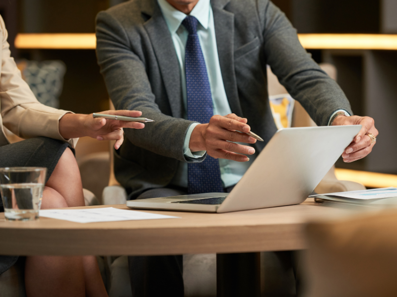 Image de conseillers financiers représentatif de Axion, entreprise qui aide dans la gestion de patrimoine et stratégies financières.