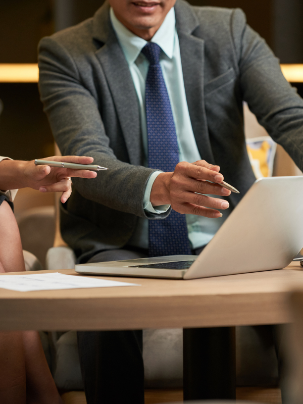 Image de conseillers financiers représentatif de Axion, entreprise qui aide dans la gestion de patrimoine et stratégies financières.